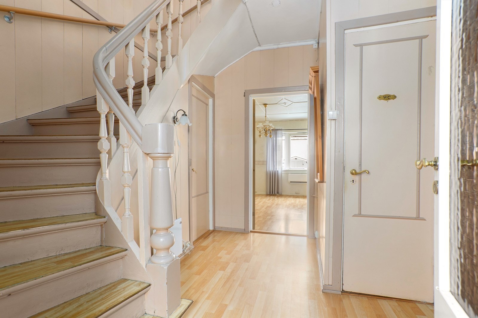 I denne etasjen finner du 2 stuer, kjøkken, bad og toalettrom Galleribilde