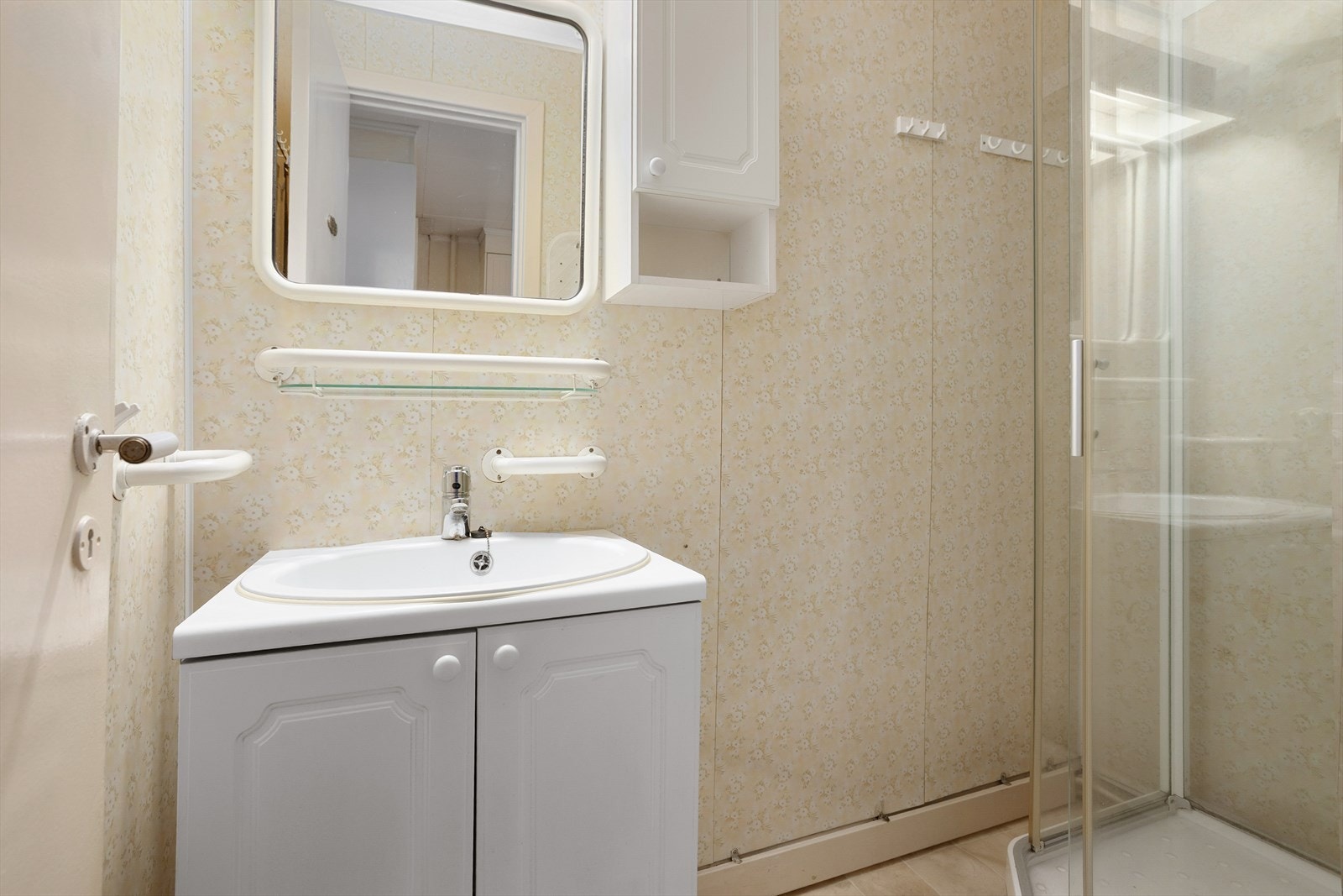 Bad med belegg på gulv, våtromsplater på vegger og himling med ruteplater Galleribilde