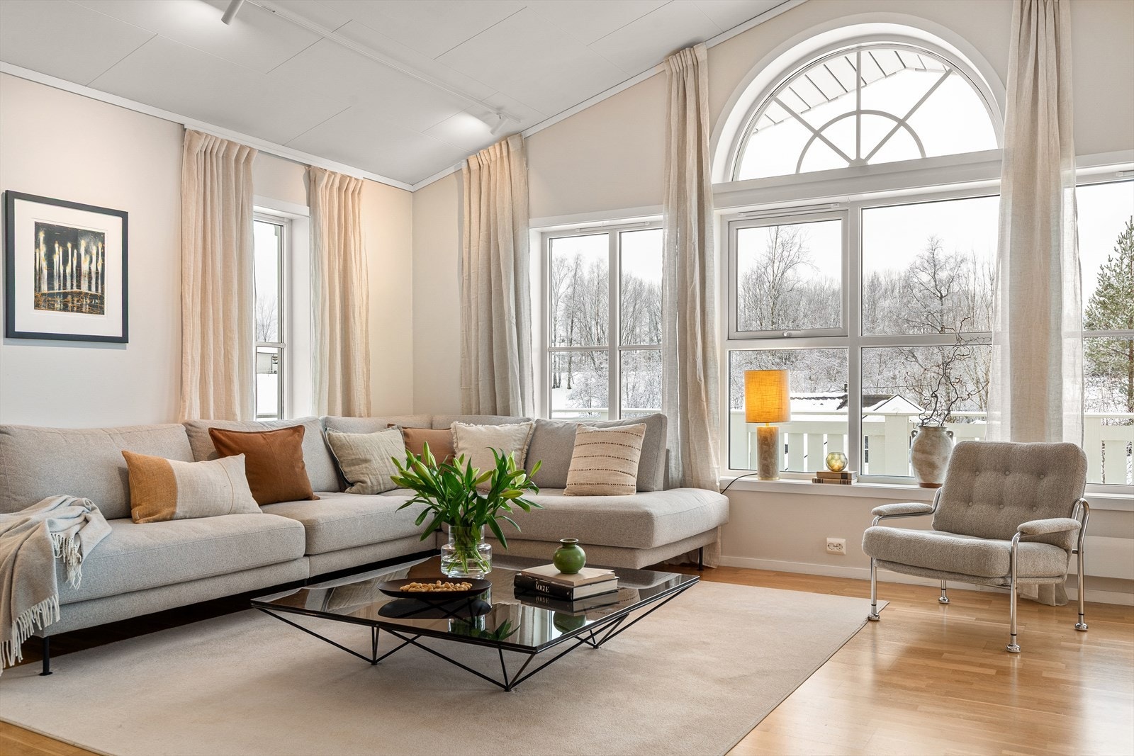 Her får du en innholdsrik enebolig med rolig og tilbaketrukket beliggenhet sentralt på Spikkestad, med marka som nærmeste nabo. Galleribilde