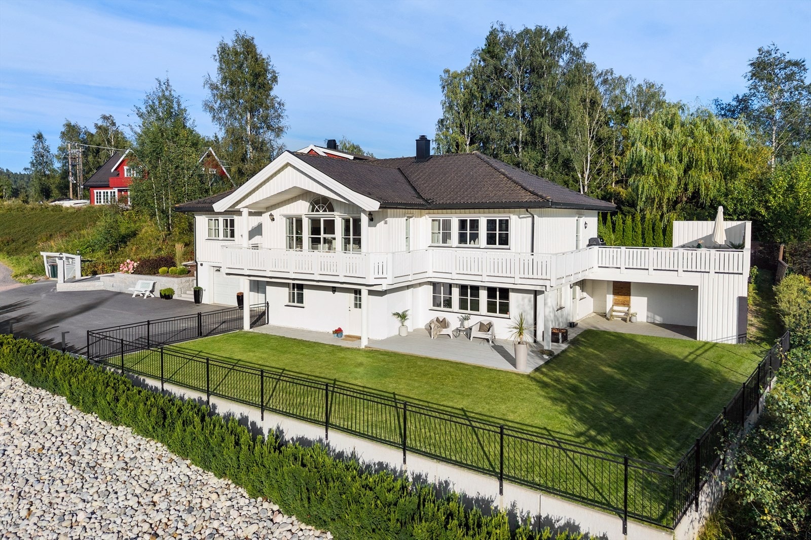 Eiendommen har flotte uteområder med hage, terrasser og plattinger med gode solforhold. Galleribilde