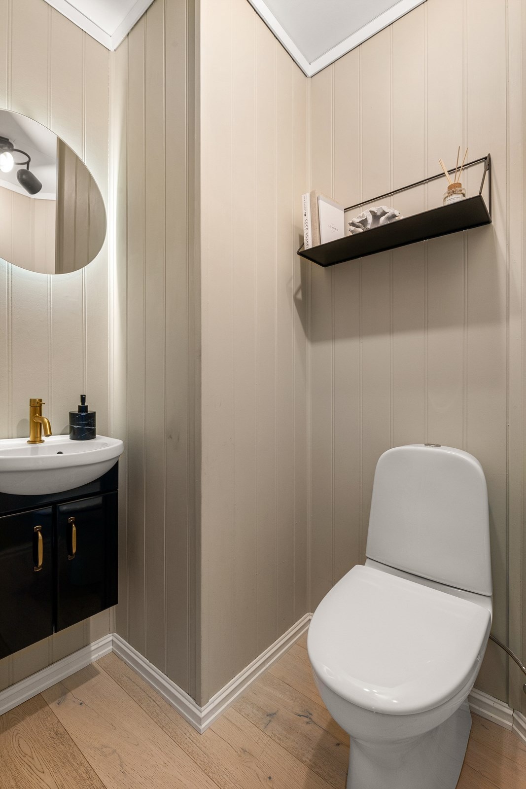 Separat toalettrom med gulvvarme, servant med servantskap, wc og balansert ventilasjon. Galleribilde