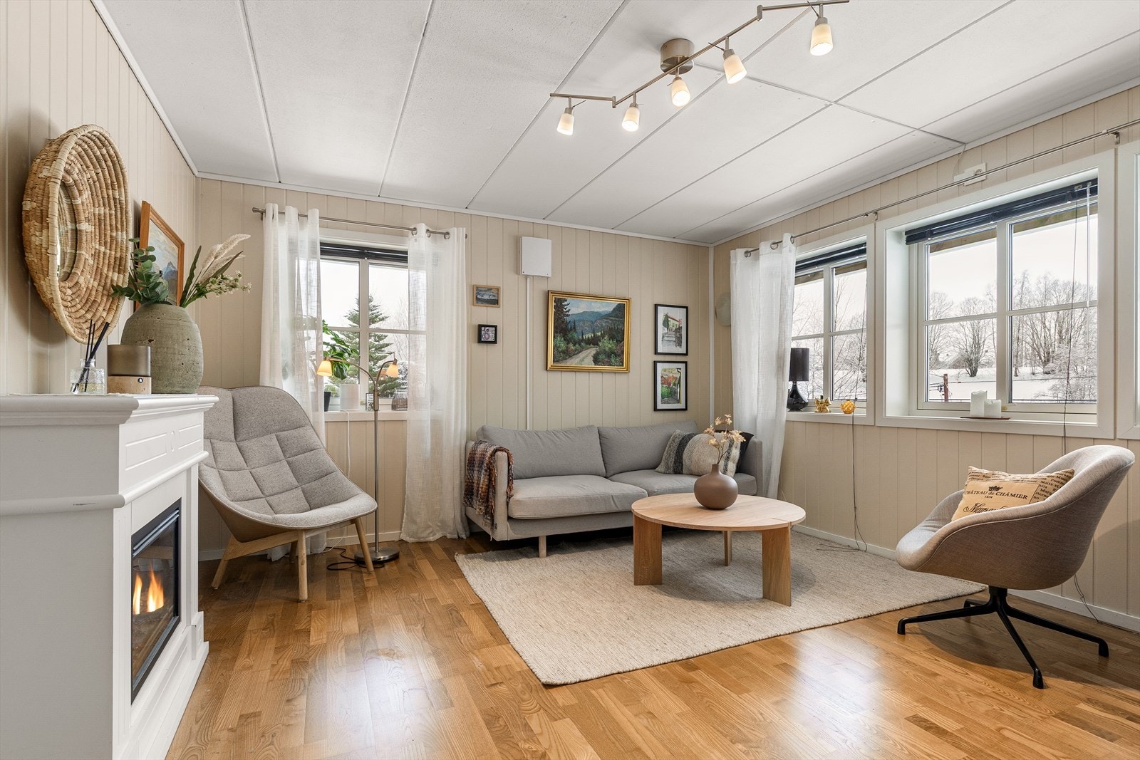 Hybelen har intern adkomst til hoveddelen via gang, samt egen utgang til terrasse, uteplass og tilhørende hageflekk, noe som gir fleksible bruksmuligheter både for utleie og eget bruk. Leies ut i dag for 13.500,- pr mnd Galleribilde