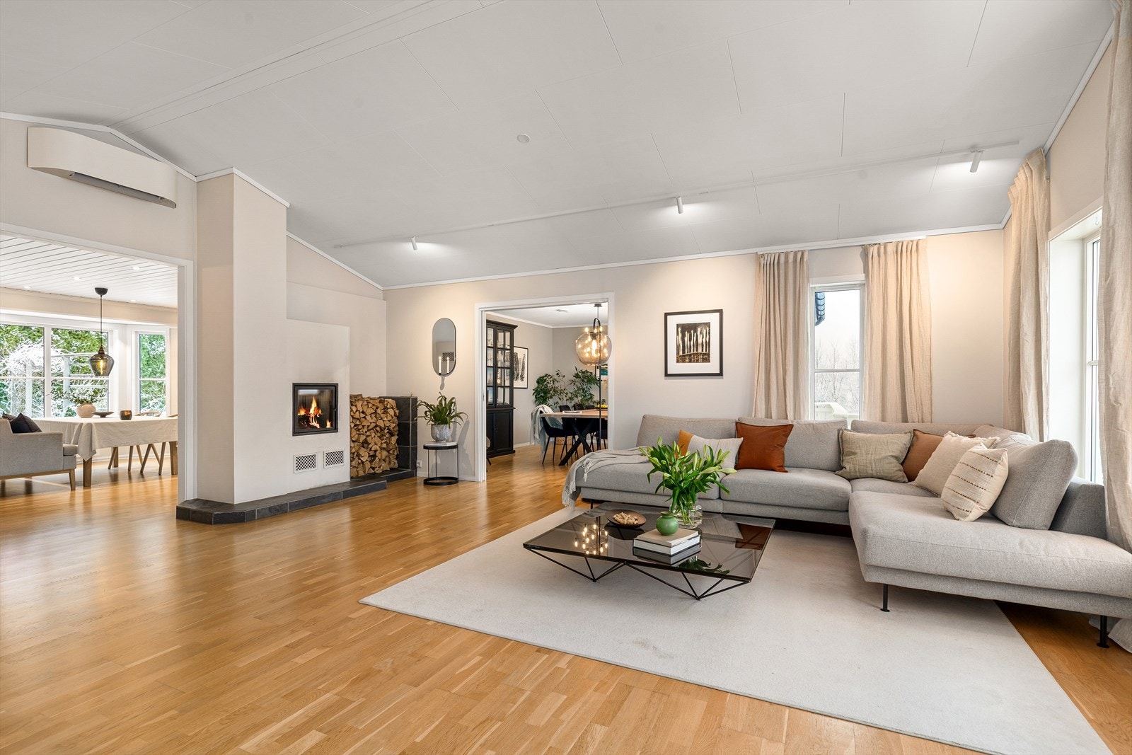 Boligen har god standard og inneholder en romslig hoveddel med fire soverom, to bad, vaskerom, WC-rom, stilrent kjøkken samt stue og spisestue med gode oppholdsflater. Galleribilde