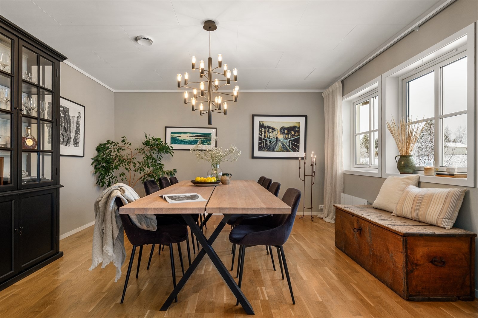 Vegg- og takoverflater er holdt i lyse og tidsriktige farger. Galleribilde