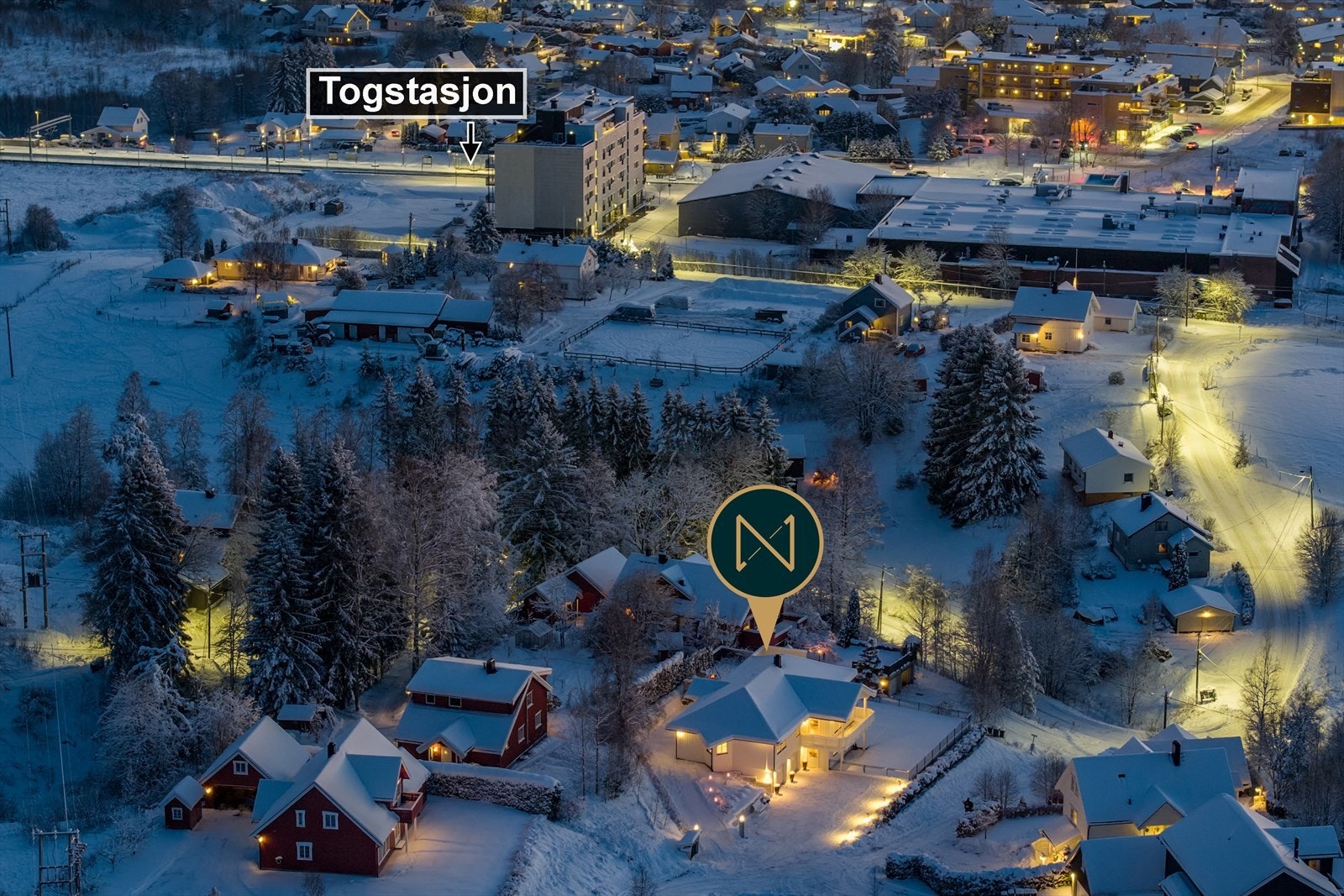 Fra eiendommen er det ca. 5 minutters kjøring til Engersand friluftsområde, som byr på badestrender, store grøntarealer, sandvolleyballbane, basketballbane og øvrige rekreasjonsmuligheter. Galleribilde