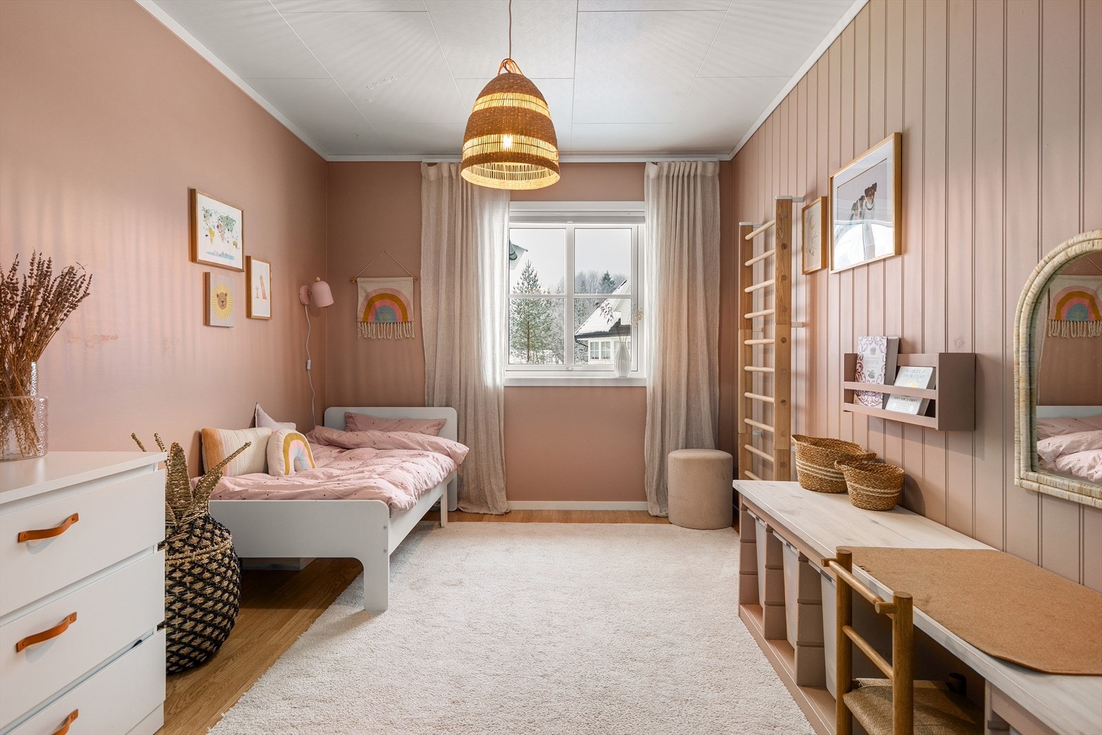 Soverom 3. Rommene har gjennomgående lyse overflater og gode vindusflater som gir naturlig lysinnslipp. Galleribilde