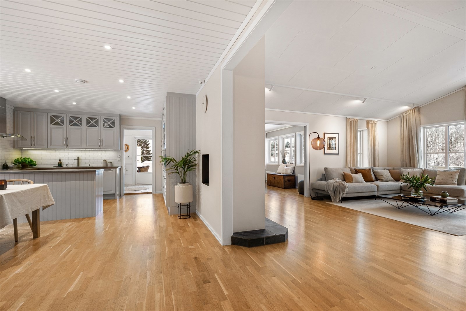 Stuen har en utforming som gir en naturlig inndeling mellom stue- og spisestuedel, med utgang til veranda. Galleribilde