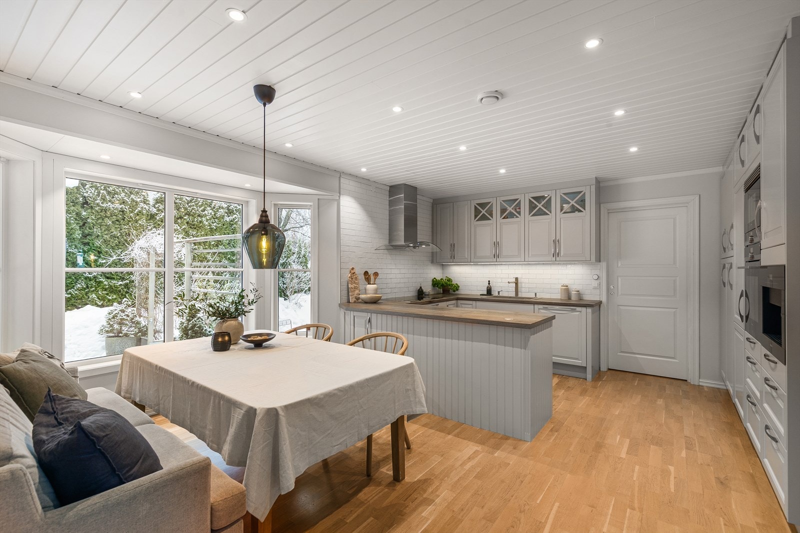 Pent og funksjonelt kjøkken med gode arbeidsflater og gjennomtenkt planløsning. Galleribilde