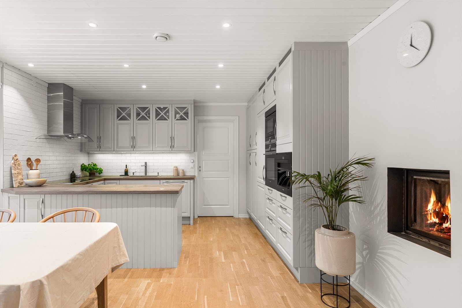 Innredningen har integrerte hvitevarer bestående av oppvaskmaskin, stekeovn, platetopp, kjøleskap, mikroovn og kaffemaskin. Galleribilde