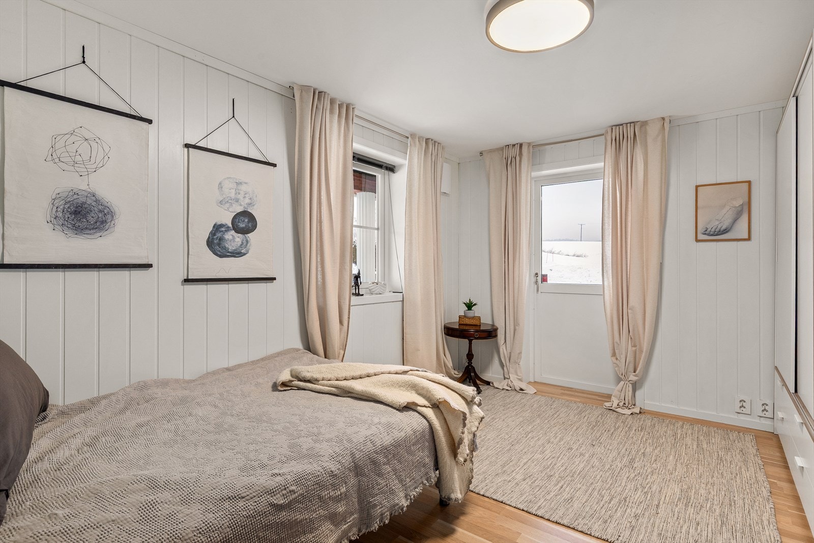 Soverommet er romslig med plass til dobbeltseng og garderobeløsning. Galleribilde