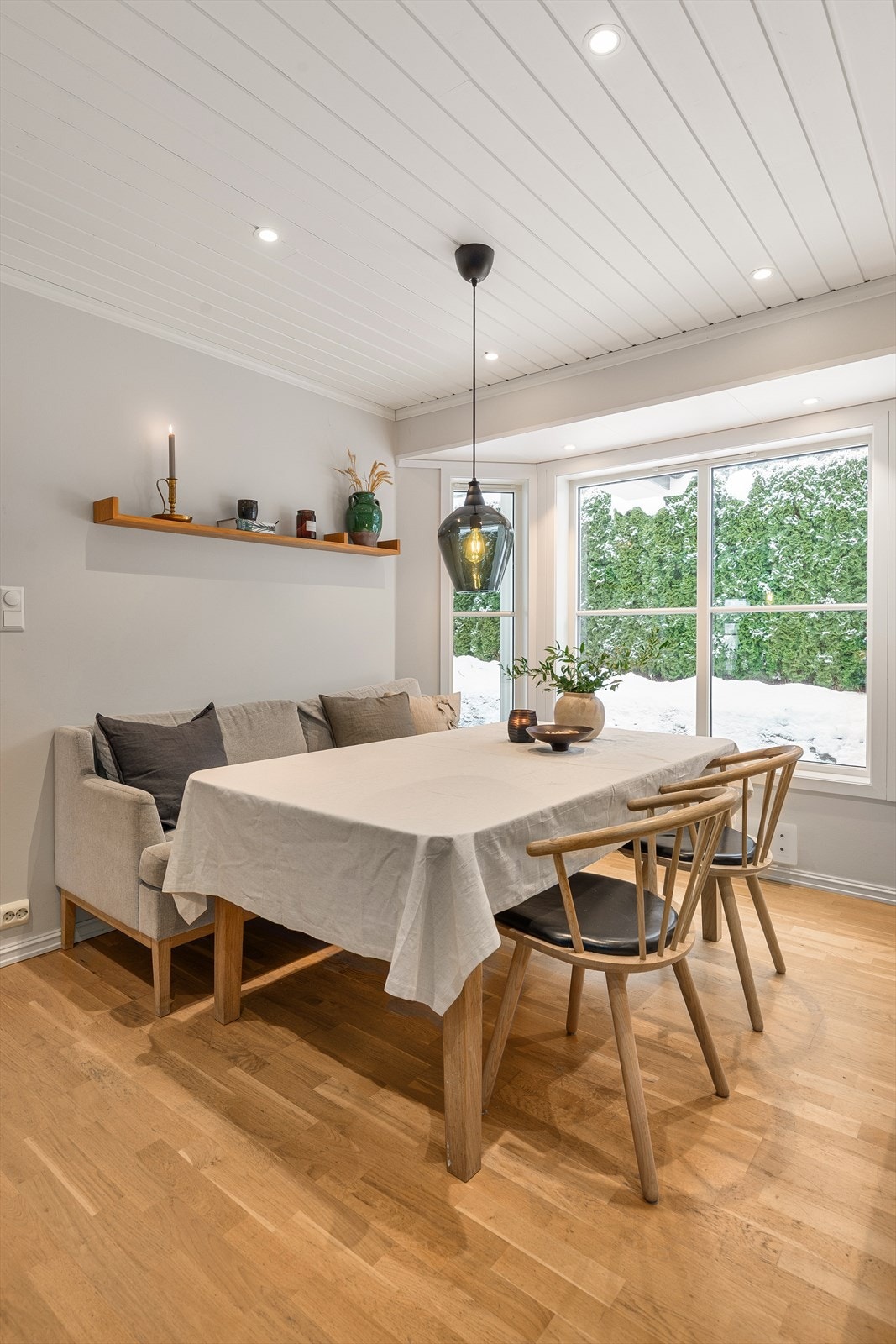 Kjøkkenet har en naturlig spiseplass ved vindu og står i god forbindelse med stue. Galleribilde