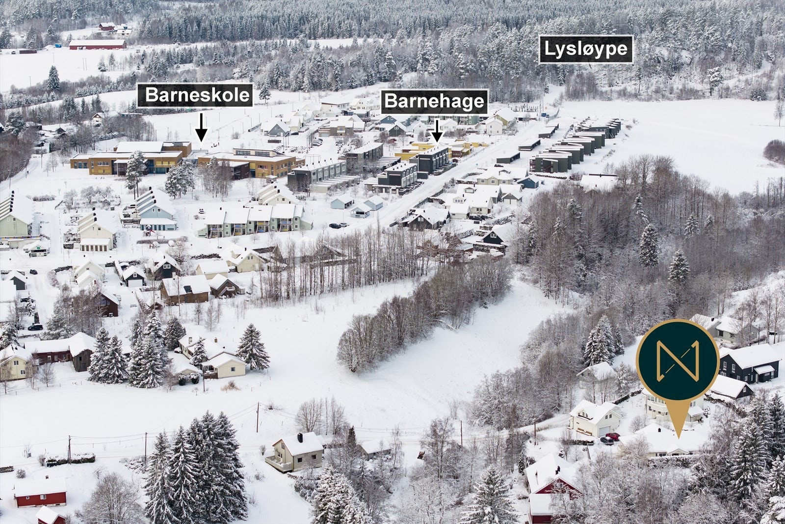 I nærområdet finnes også flere barnehager samt barne- og ungdomsskole, noe som gjør beliggenheten særlig attraktiv for familier. Galleribilde