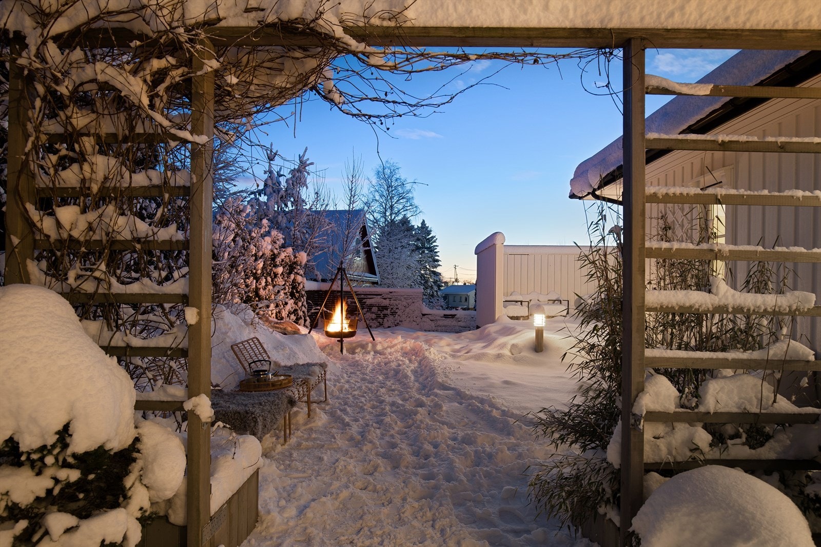Tomten er tilrettelagt med plenarealer, beplantning og flere uteplasser som gir en naturlig sammenheng mellom bolig og uteområde. Galleribilde