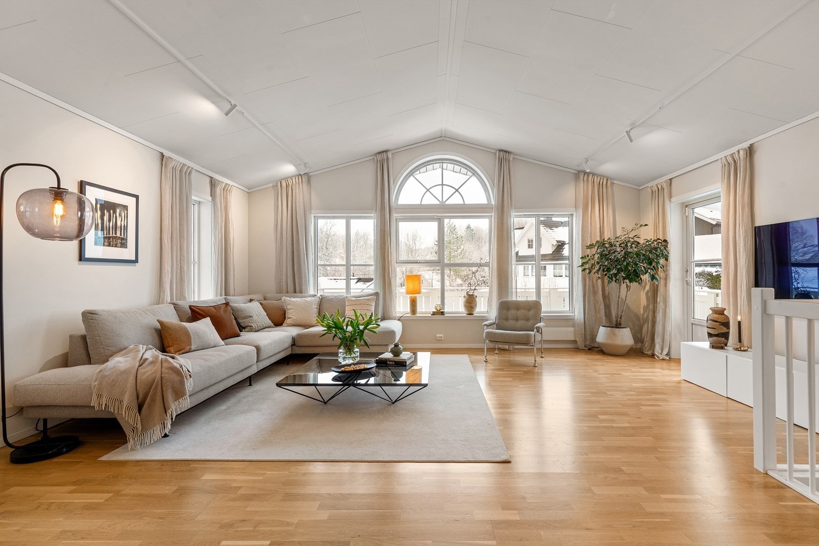 Boligen har gjennomgående god standard på innredninger, overflater og utstyr. Galleribilde