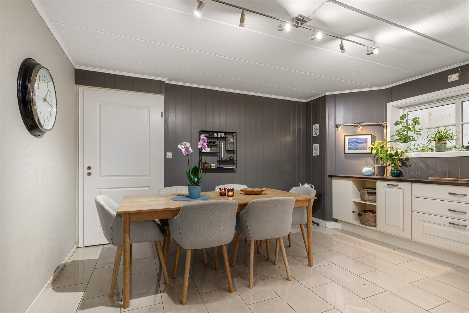 Hybelen har en funksjonell og gjennomtenkt planløsning bestående av entré, stue, kjøkken, soverom, bad/vaskerom, gang og bod. Galleribilde