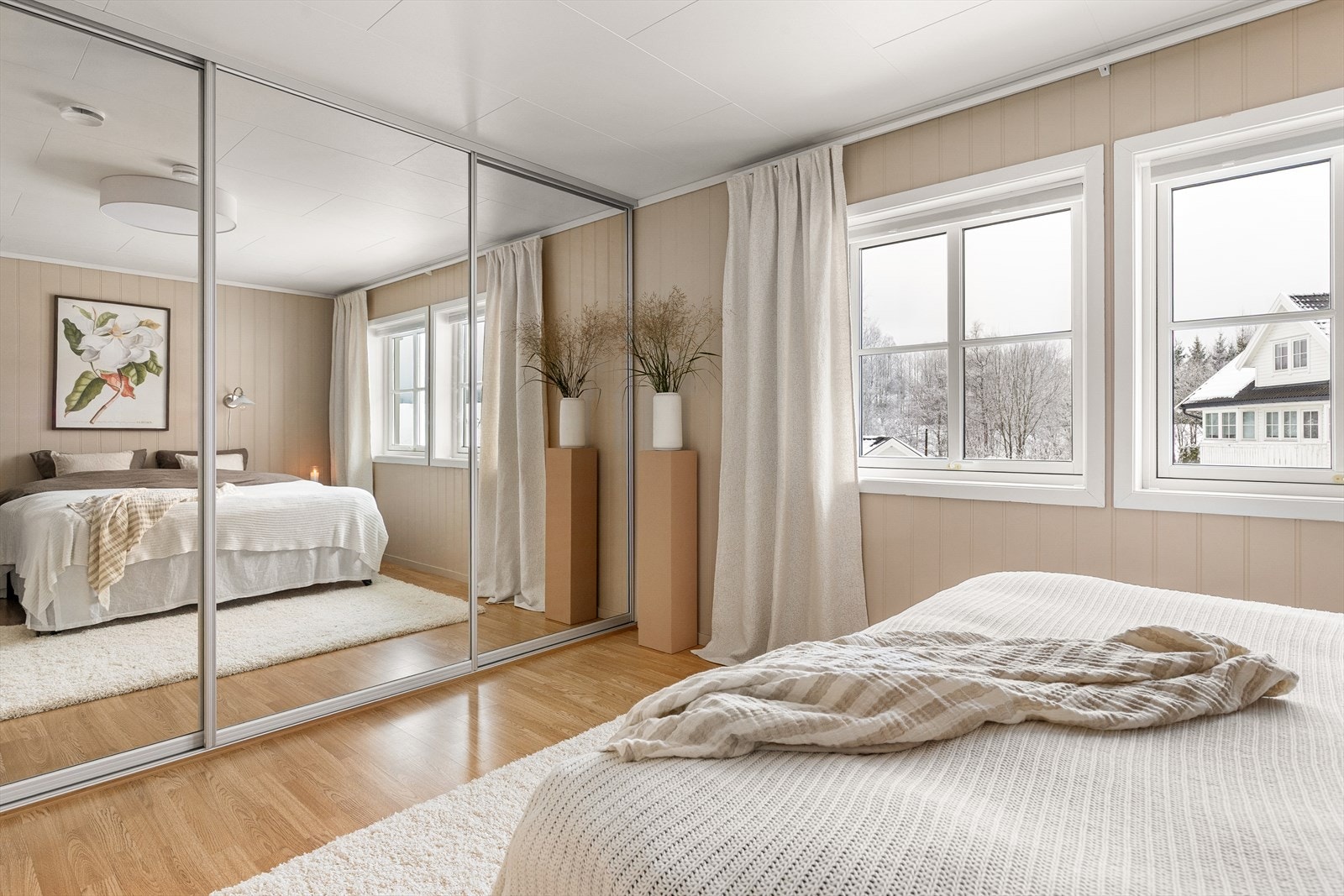 Hovedsoverommet har god plass til dobbeltseng og oppbevaringsløsninger i form av garderobeskap og skyvedørsgarderobe, samt direkte adkomst til bad. Galleribilde