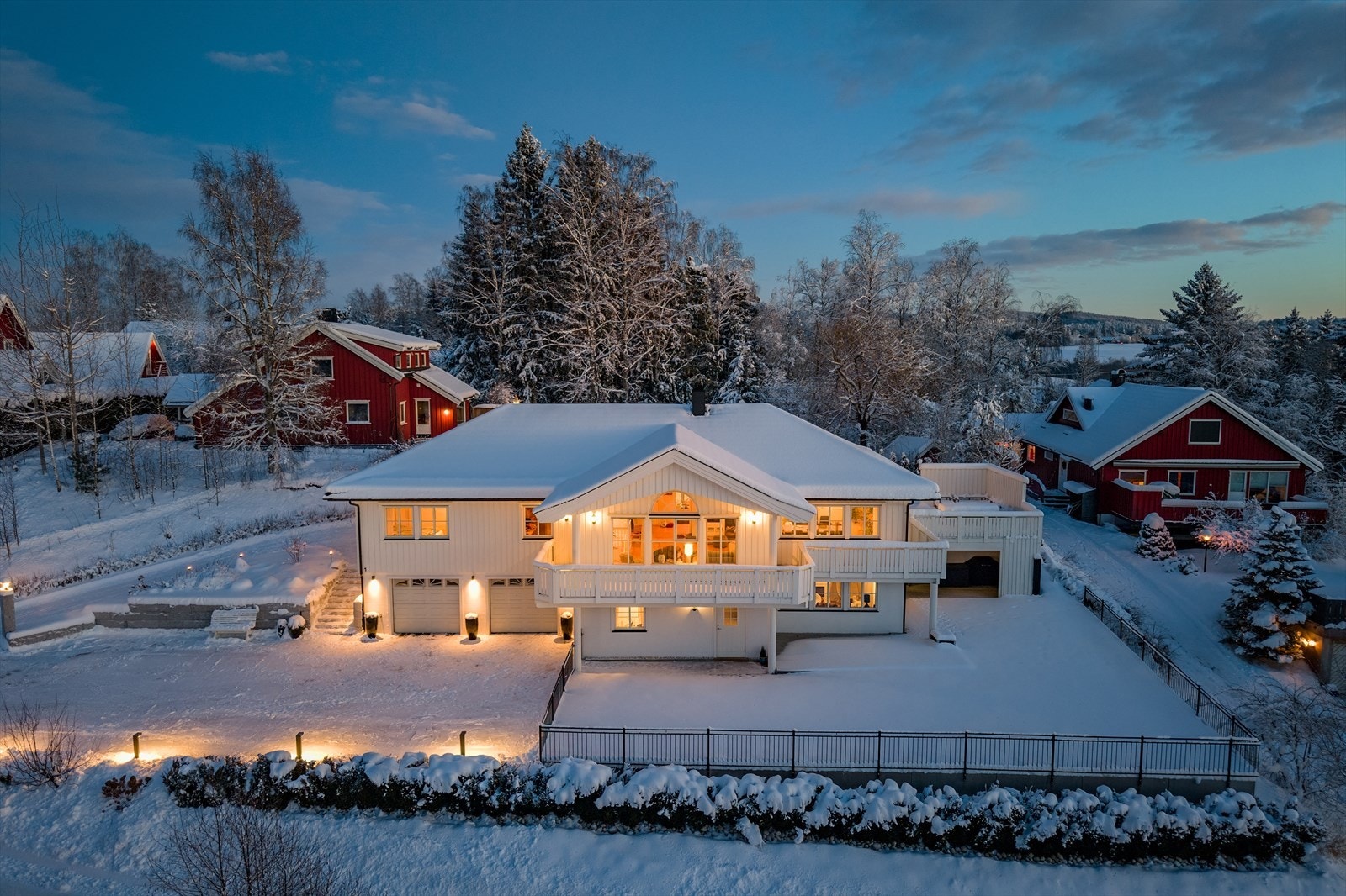 Tomten fremstår som gjennomarbeidet og funksjonell, med tydelig sonedeling mellom hovedbolig og utleiedel, og med gode rammer for både daglig bruk og sosiale sammenkomster. Galleribilde