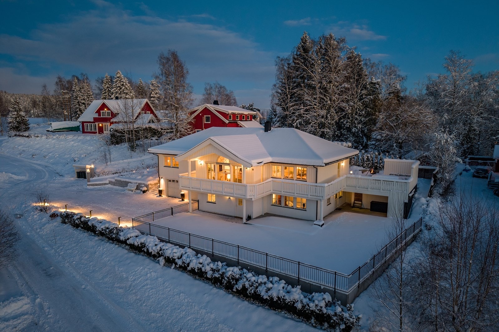 Rudsbakken 1 ligger i et etablert og rolig boligområde på Spikkestad, godt tilrettelagt for både barnefamilier og pendlere. Galleribilde
