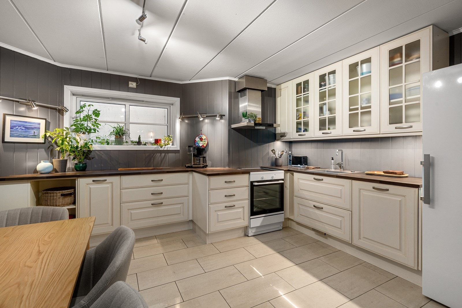 Kjøkkenet er praktisk innredet med god skap- og benkeplass, kullfilter over stekesonen samt integrert oppvaskmaskin og opplegg for ytterligere hvitevarer. Galleribilde