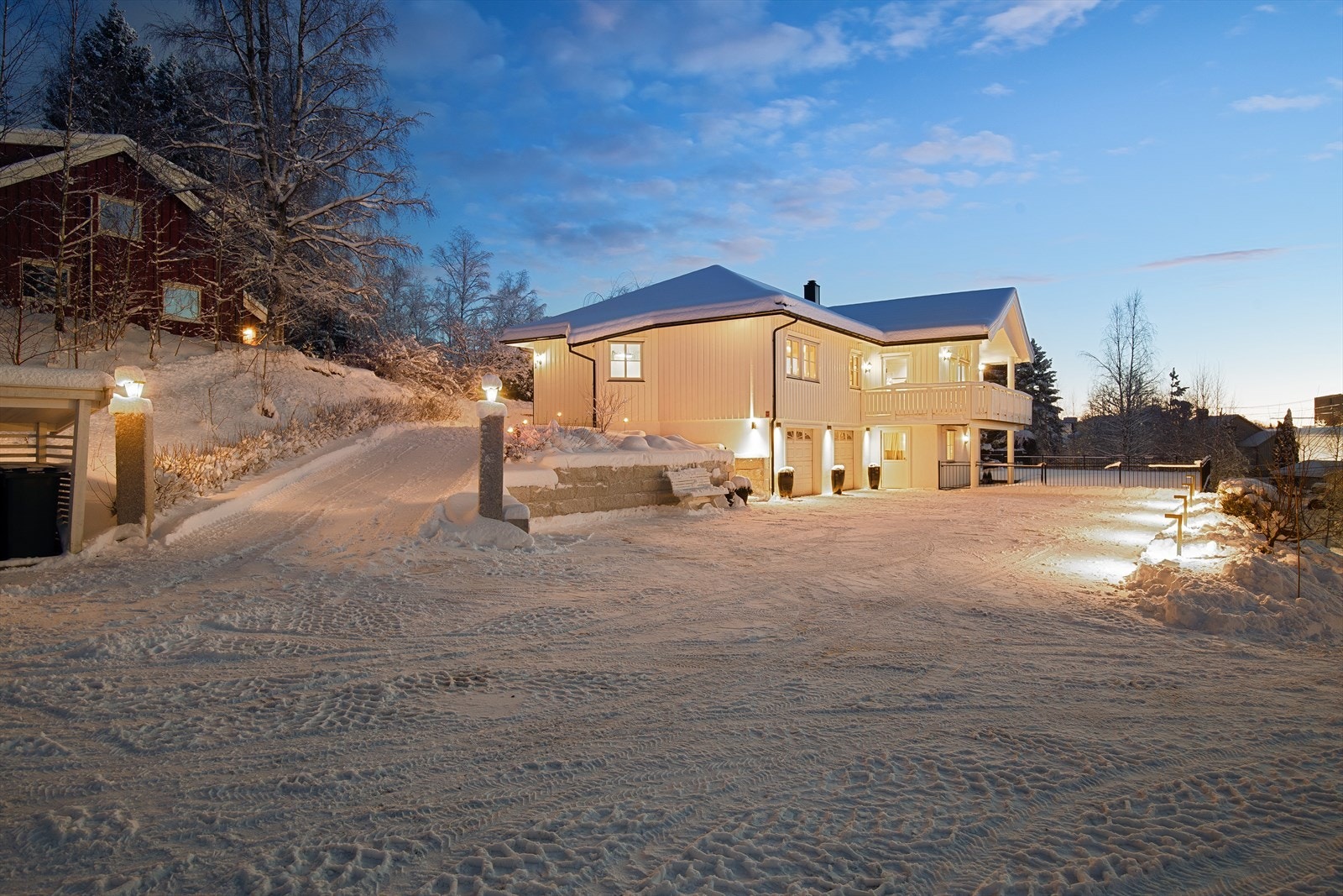 Solen står opp på inngangssiden av boligen og beveger seg rundt hele den sørvestvendte siden, noe som gir sol gjennom store deler av dagen på både uteplasser og plenarealer. Galleribilde