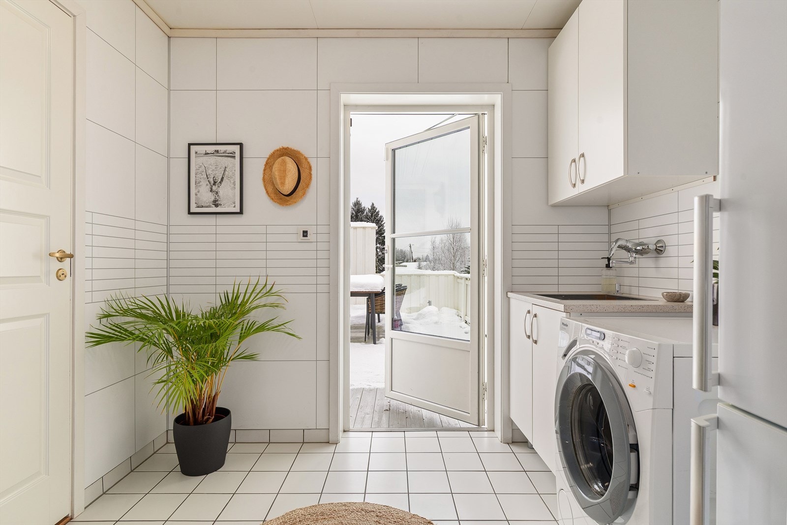 Vaskerommet har gulvvarme, opplegg for vaskemaskin, skyllekum, samt utgang til terrasse. Galleribilde