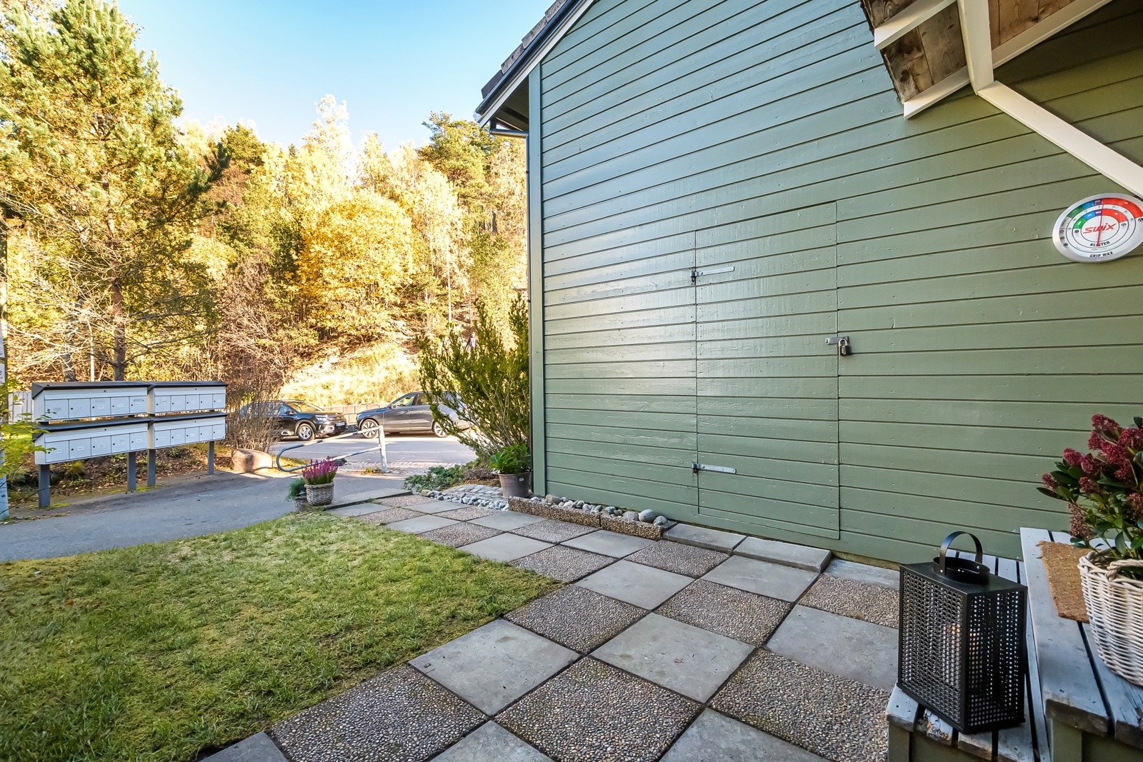 Ved inngangspartiet er det adkomst til en utvendig bod på ca. 6m² og en utvendig bod med gulvareal på ca. 4m². Galleribilde