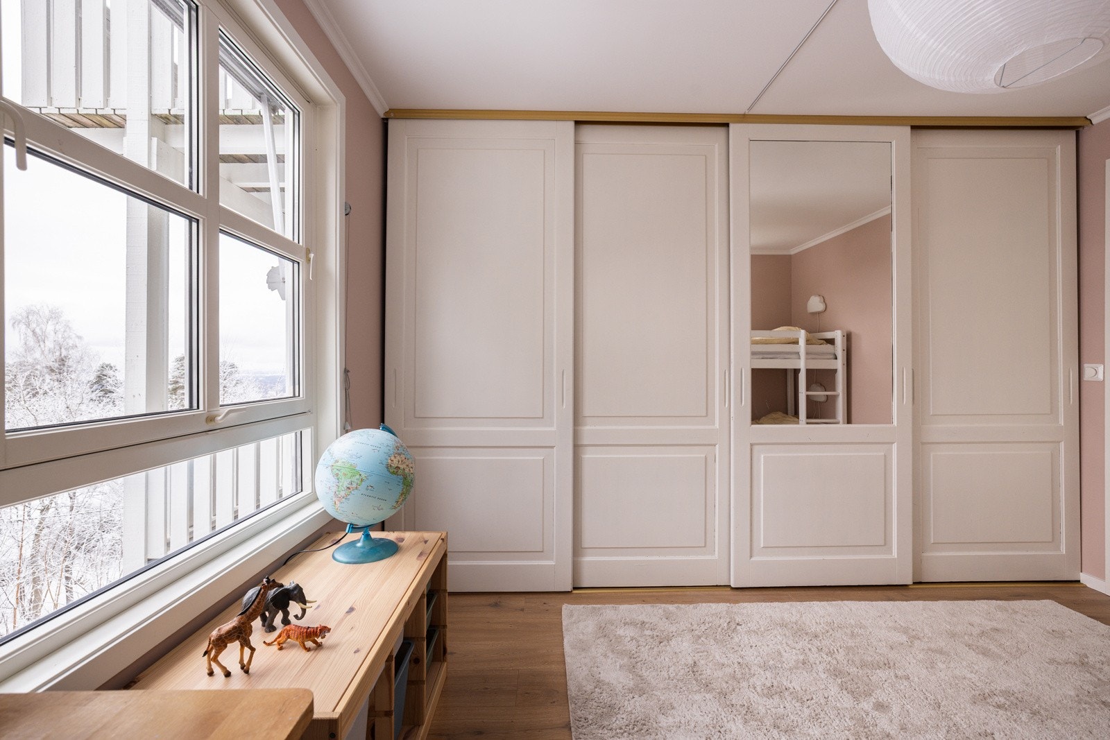 Også på dette soverommet er det en stor plassbygget skyvedørsgarderobe langs hele den ene veggen. Galleribilde