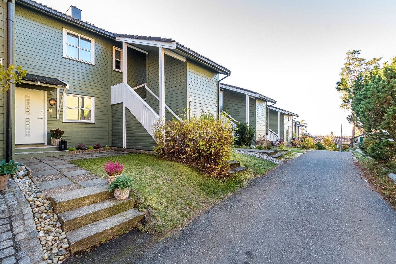 Boligen har en meget god intern beliggenhet på enden som gir muligheter for utbygging. Galleribilde