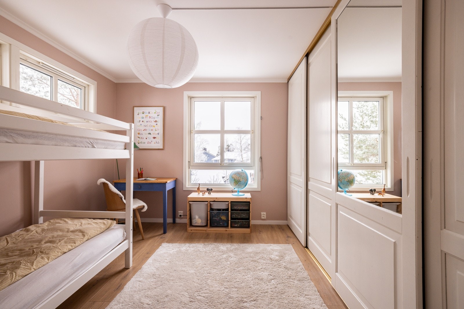 Soverom 2 er også et lyst og fint rom av god størrelse. Galleribilde