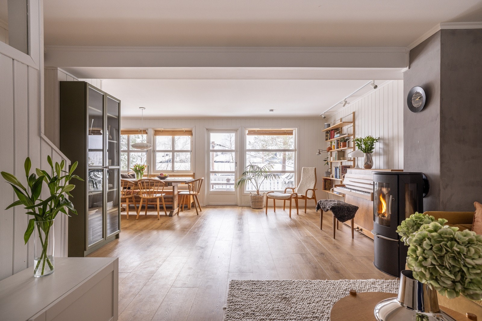 God standard med enstavs laminat på gulv, vannbåren gulvvarme og lysmalte overflater. Galleribilde