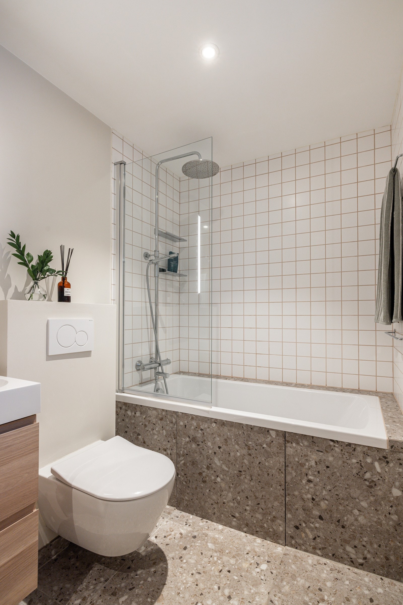 Baderommet er også utstyrt med innmurt badekar med glassvegg og både hånd- og regnfallsdusj, samt vegghengt toalett. Galleribilde