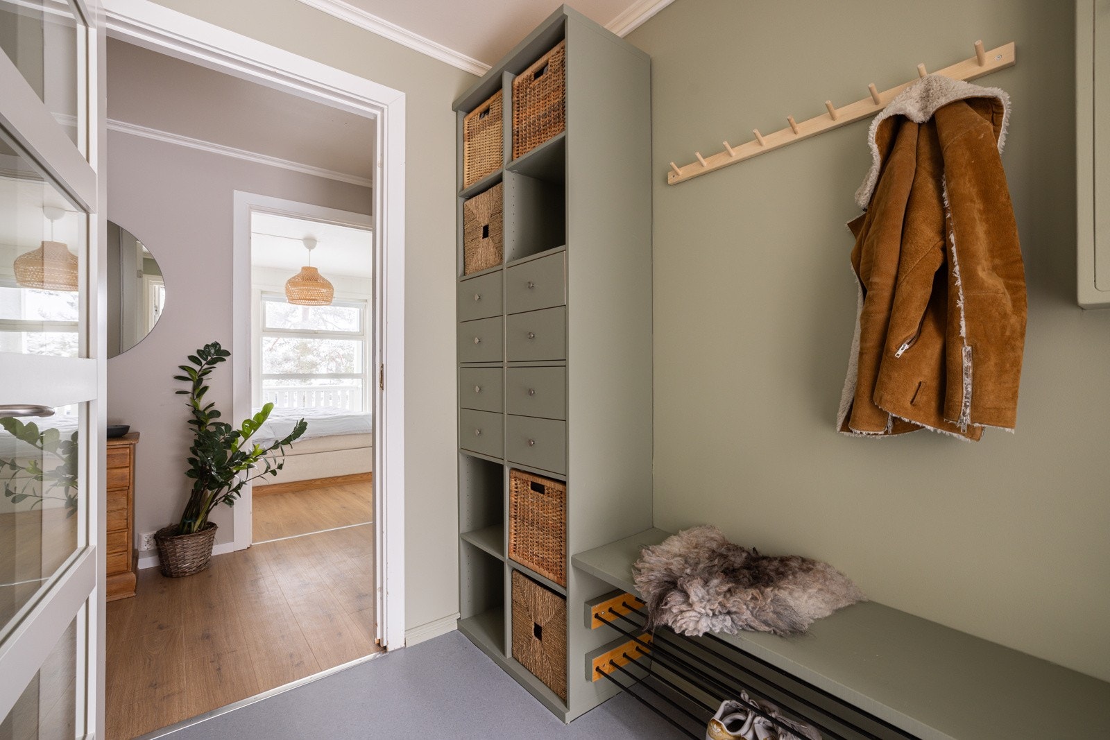 I entréen er det plass til sko og oppheng av yttertøy. Sikringsskap med automatsikringer montert på vegg. Galleribilde