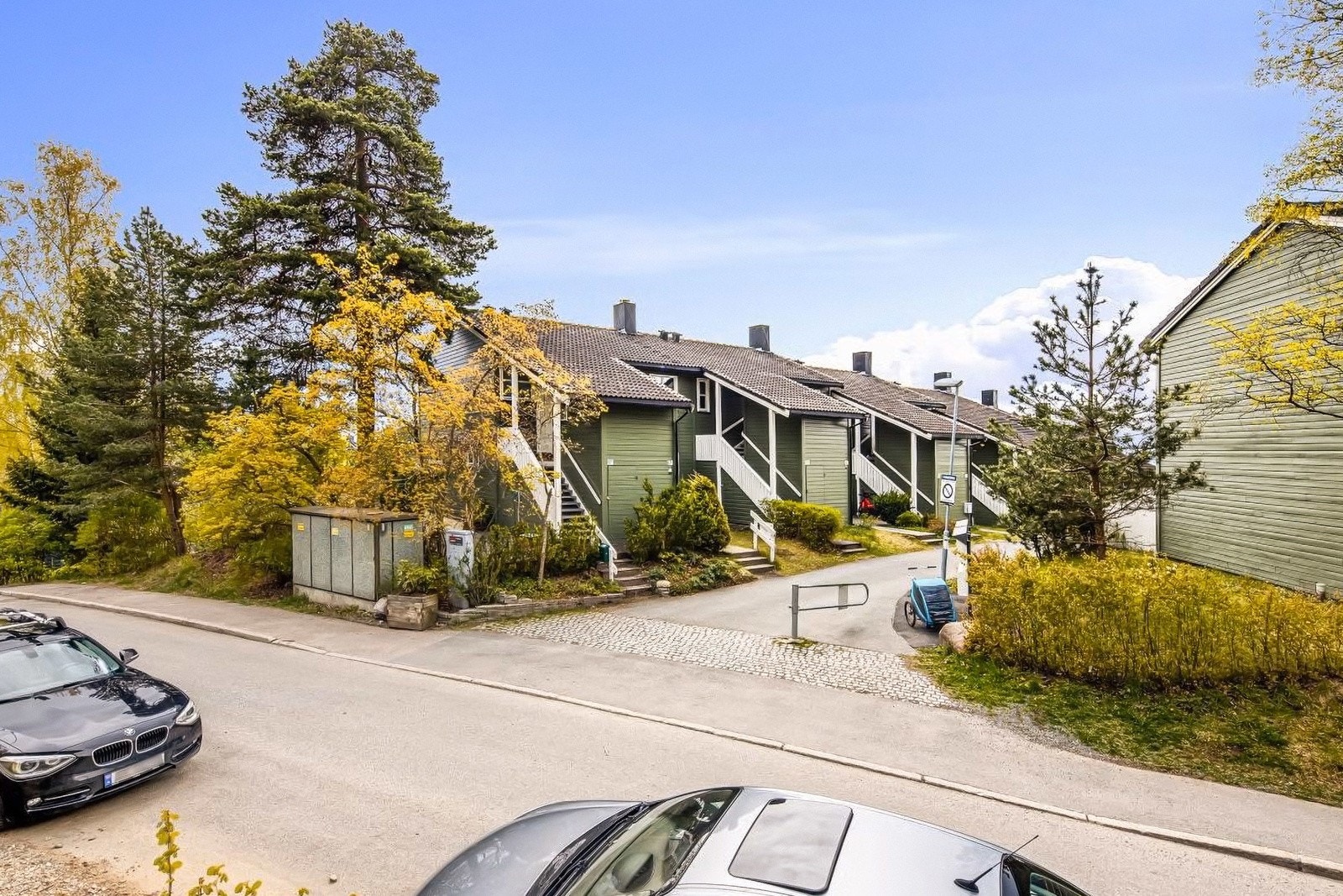 Borettslaget har garasjer + uteplasser for utleie. Akebakkeskogen borettslag disponerer i alt 148 ulike parkeringsplasser. Det er totalt 147 leiligheter i borettslaget slik at alle husstander skal gis mulighet for oppstilling til bil nr. 1. Galleribilde