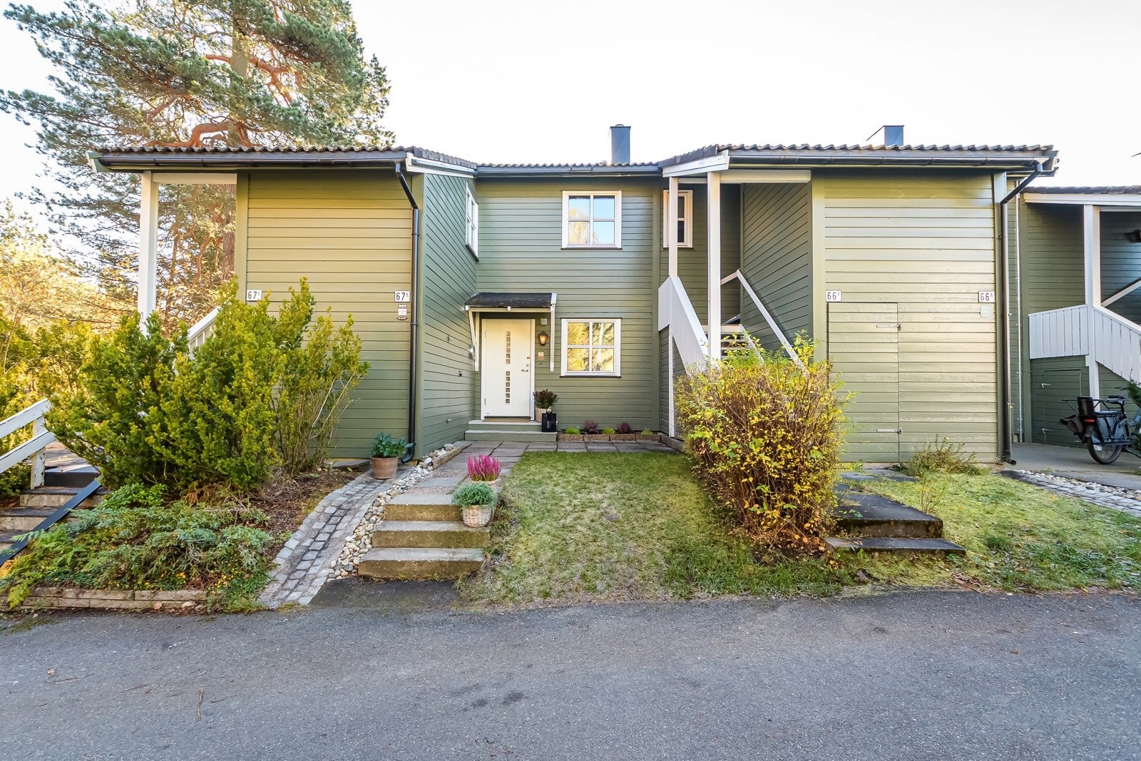 En lys og pen rekkehusleilighet med attraktiv beliggenheten på enden av bygget. Med marka som nærmeste nabo er det ski-inn/ut med oppkjørte løyper nesten rett utenfor døra på vinterstid! Galleribilde