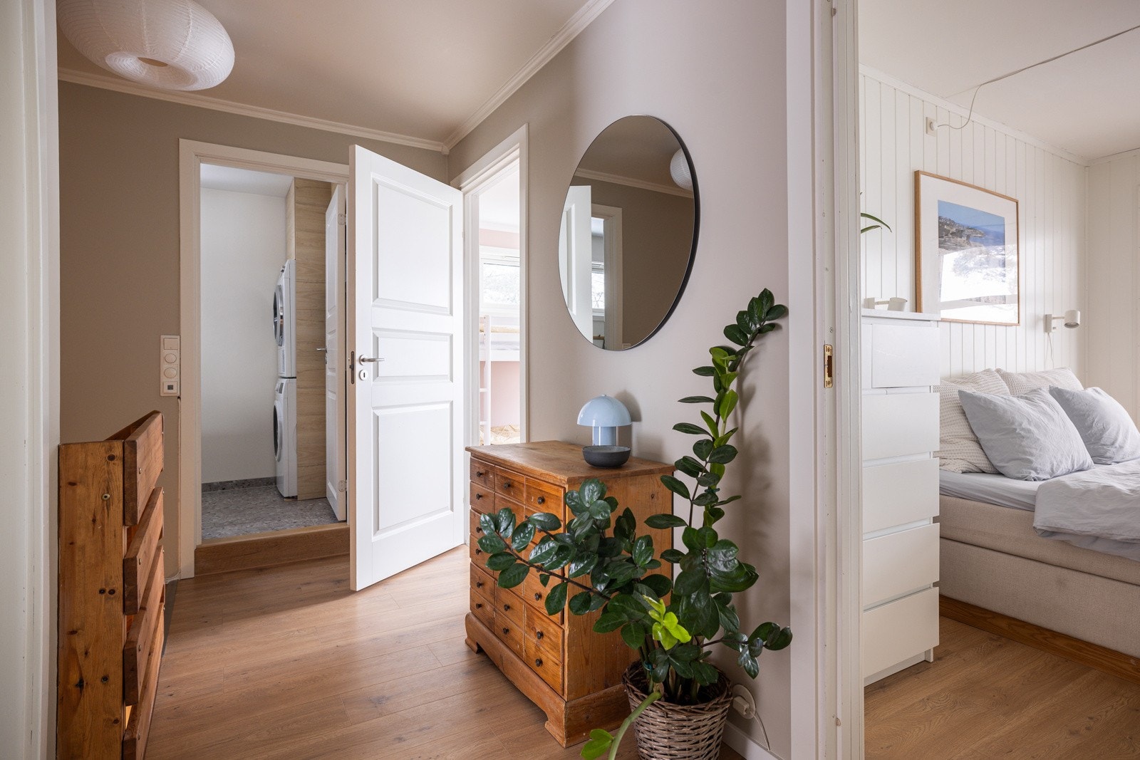 Gangen har enstavs laminat på gulv og glatte overflater malt i en innbydende farge. Galleribilde