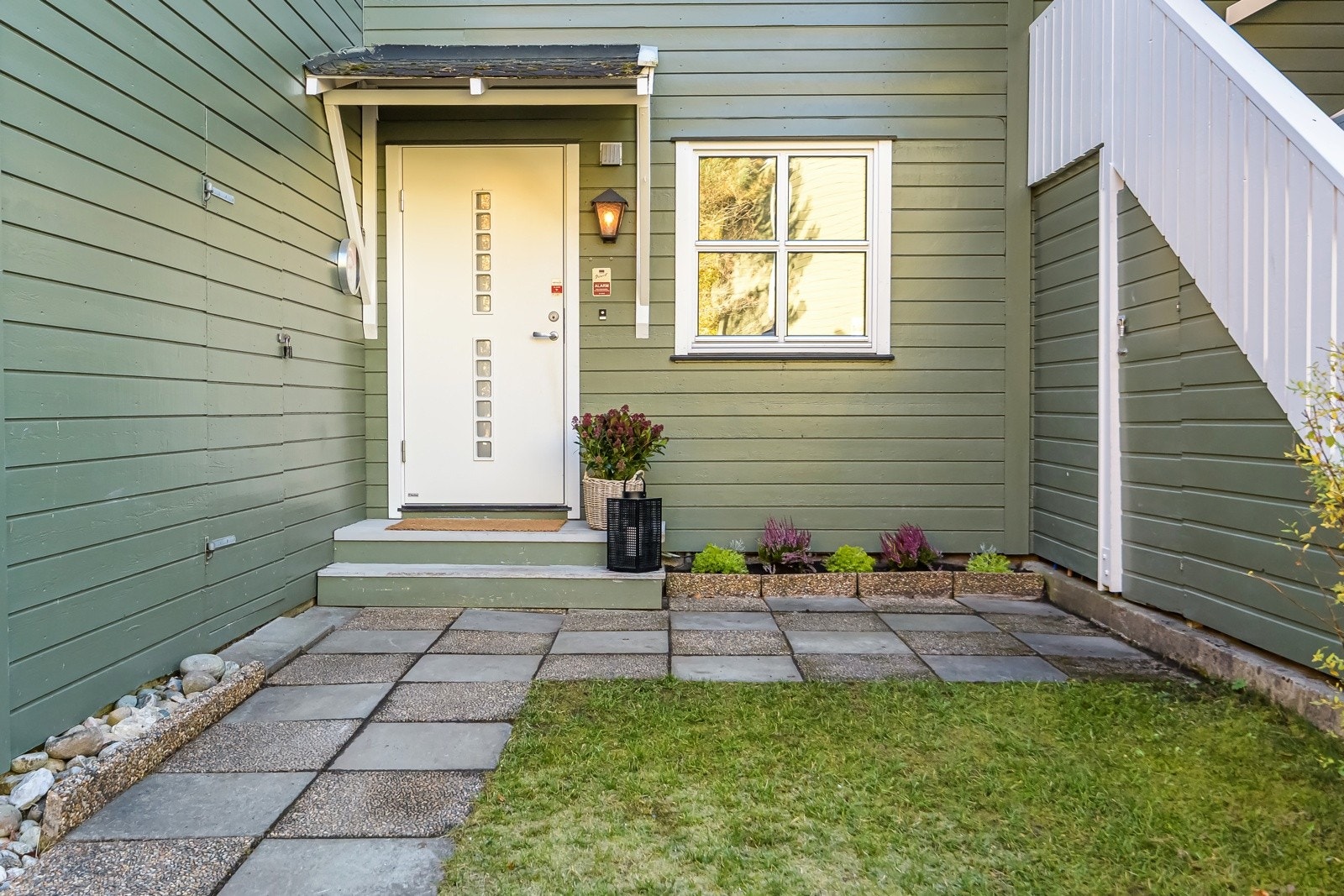 Ved inngangspartiet er det adkomst til en utvendig bod på ca. 6m² og en utvendig bod med gulvareal på ca. 4m². Galleribilde