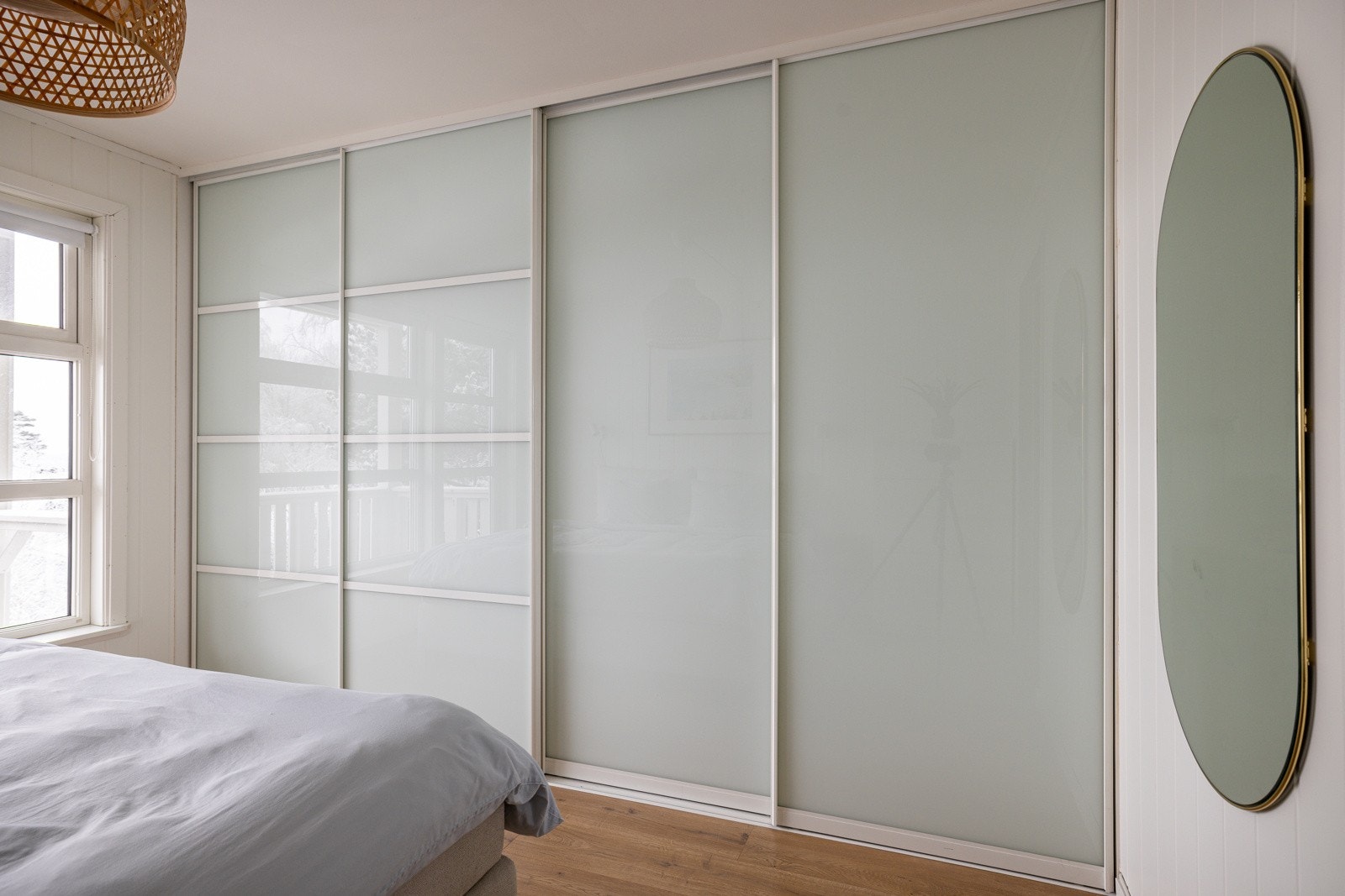 Hovedsoverommet har rikelig med oppbevaringsplass i stor plassbygget skyvedørsgarderobe langs hele den ene veggen. Galleribilde