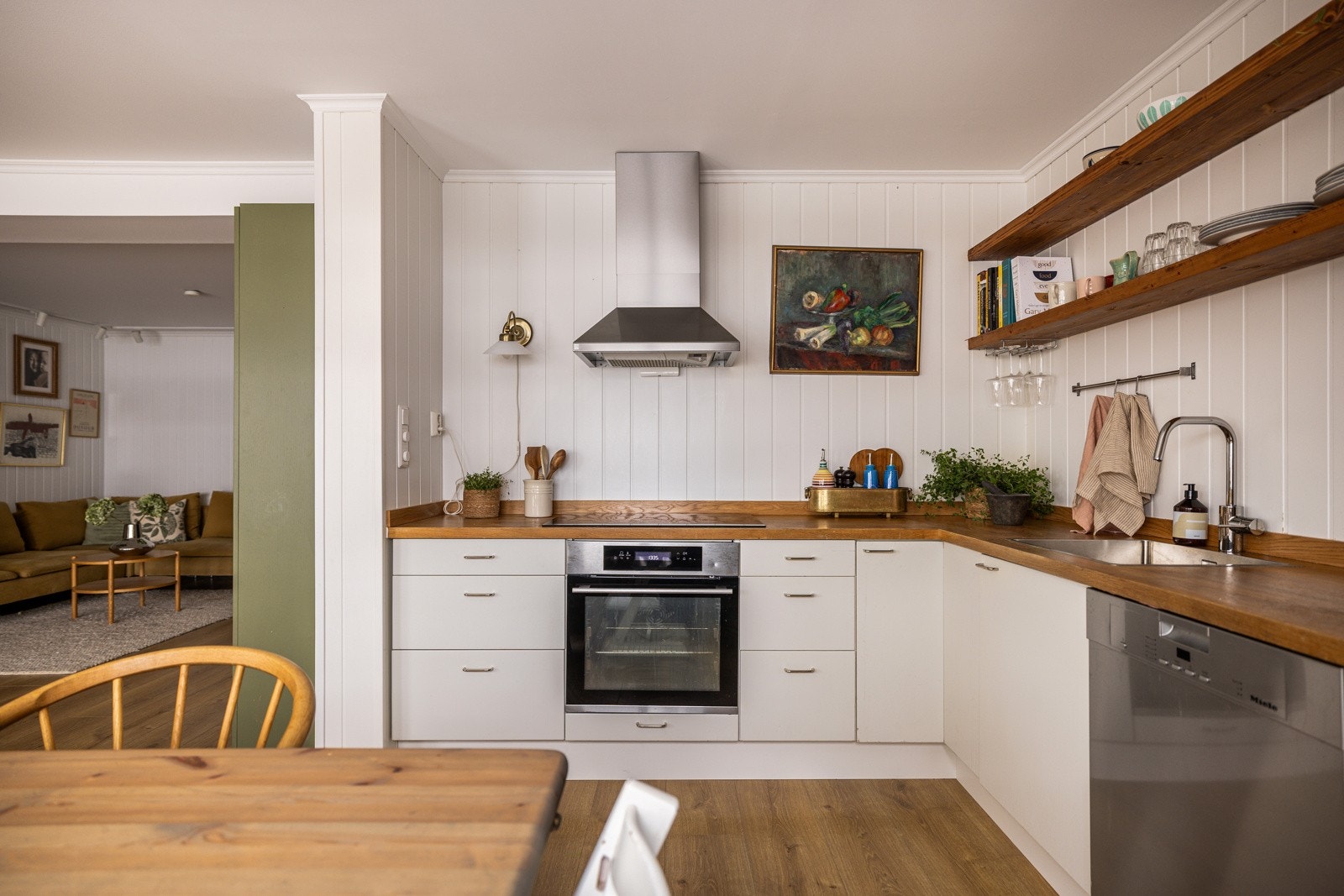 Kjøkkenet er utstyrt med medfølgende hvitevarer som nedfelt induksjonstopp, stekeovn og oppvaskmaskin. Galleribilde