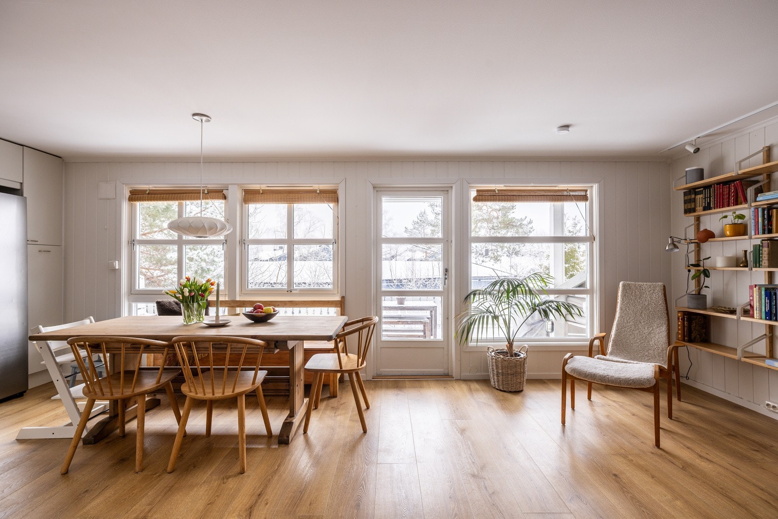 Stuen har flere store vinduer mot syd som sørger for rikelig med naturlig lys. Galleribilde