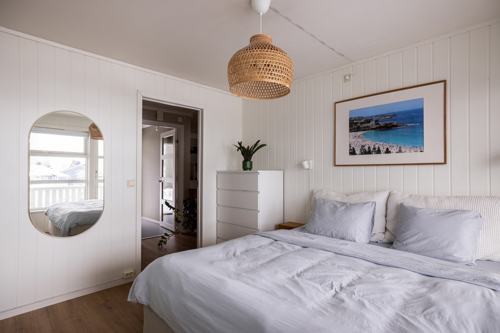 Naturlig plass til stor dobbeltseng med tilhørende nattbord. Galleribilde