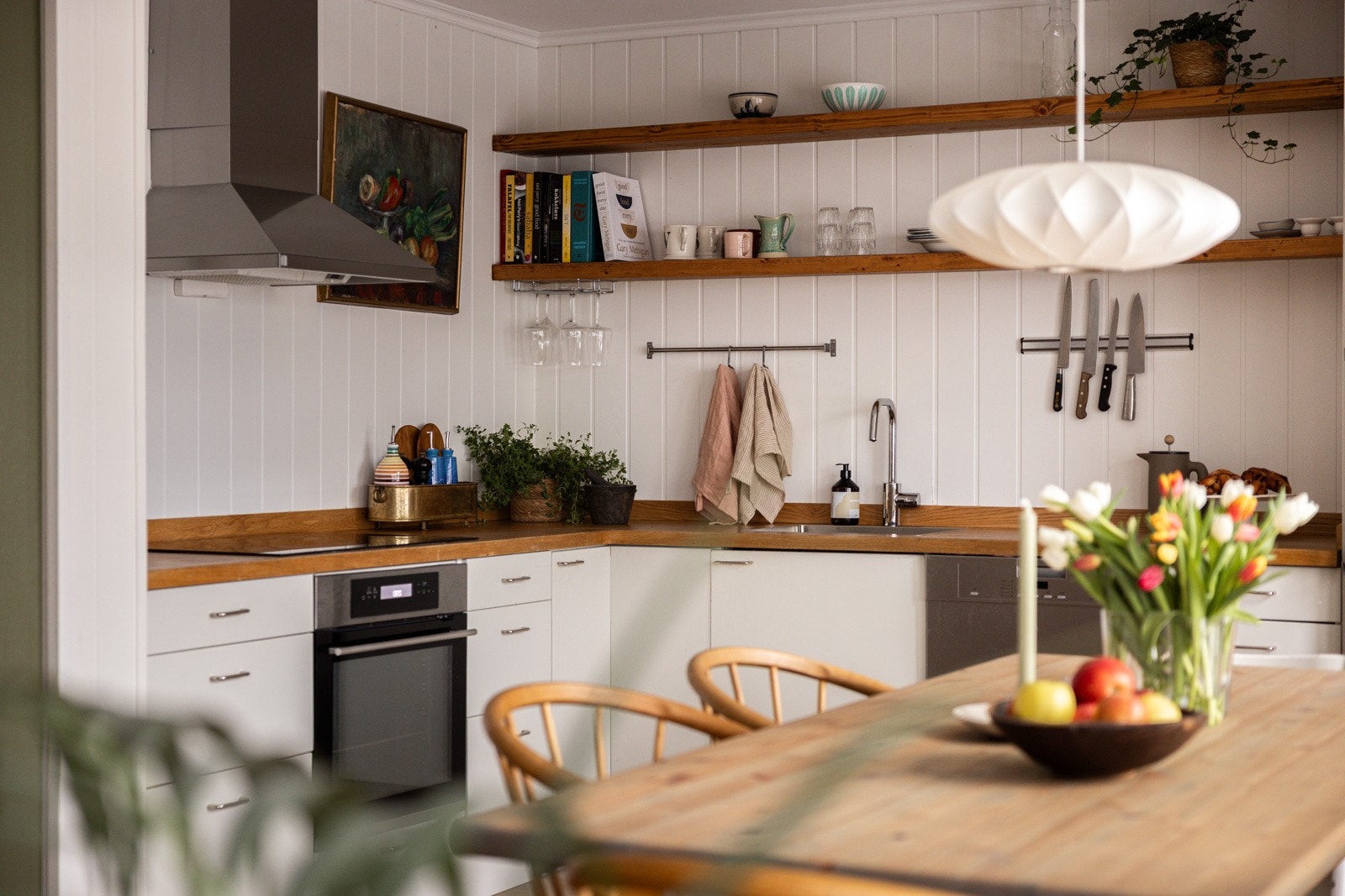 Fint med vegghengte hyller i treverk for oppbevaring og dekor. Galleribilde