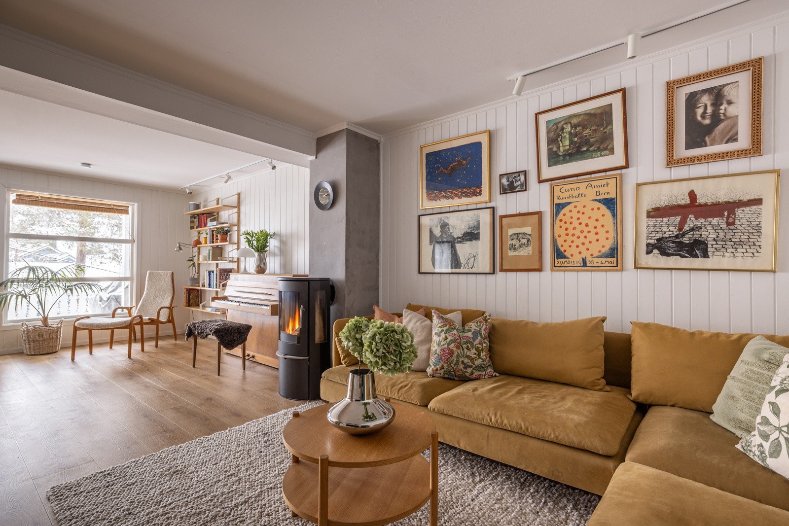 Stuen er det naturlige oppholdsrommet i boligen, og er et stort, lyst og fint rom. Galleribilde