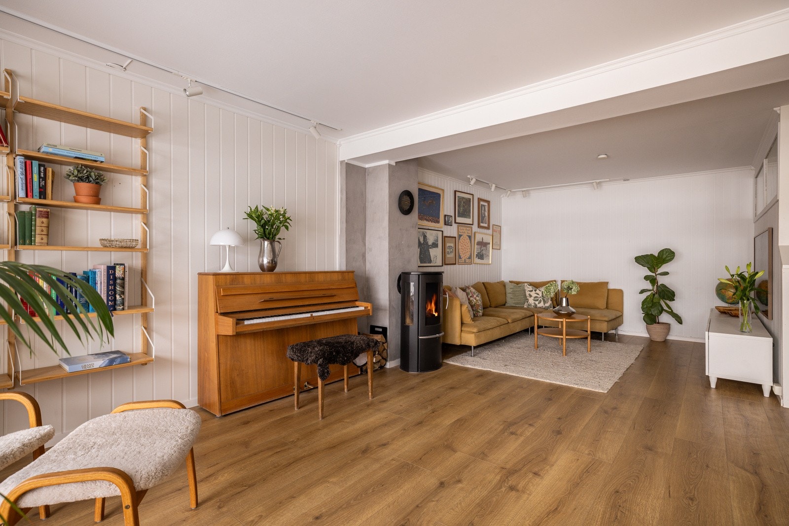 Stuen er romslig og kan fint innredes med flere sittegrupper. Galleribilde