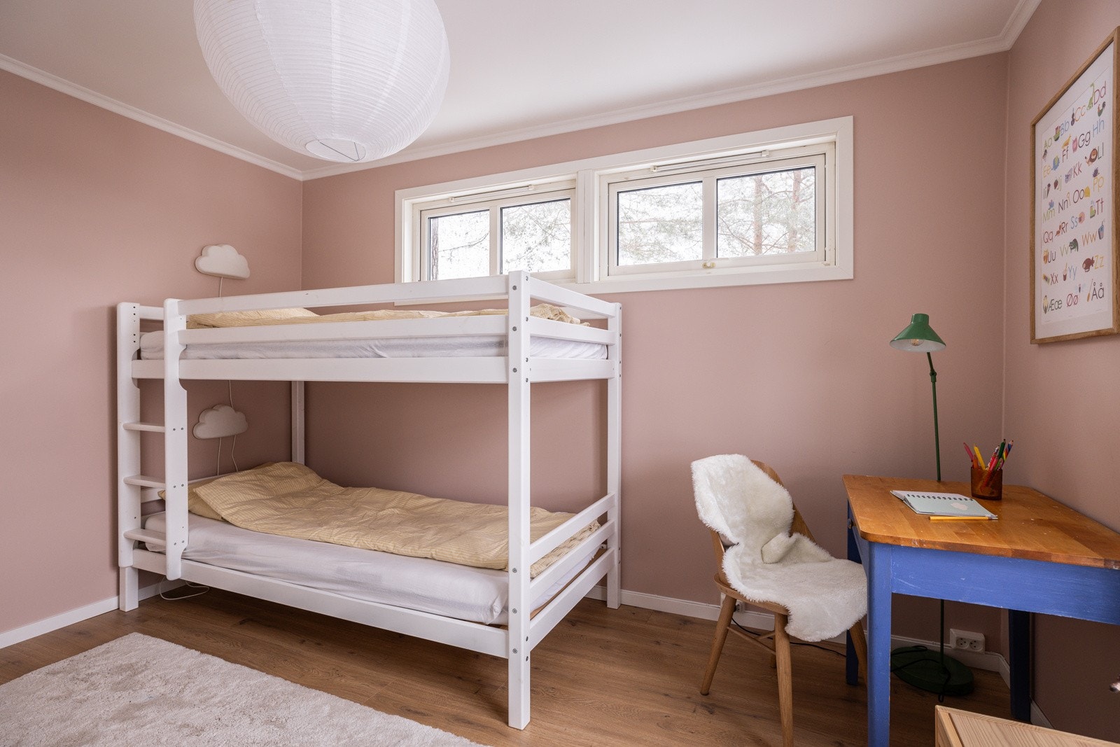 Soverommet har pen enstavs laminat på gulv, glatte overflater malt i en innbydende farge og vinduer mot to ulike himmelretninger. Galleribilde