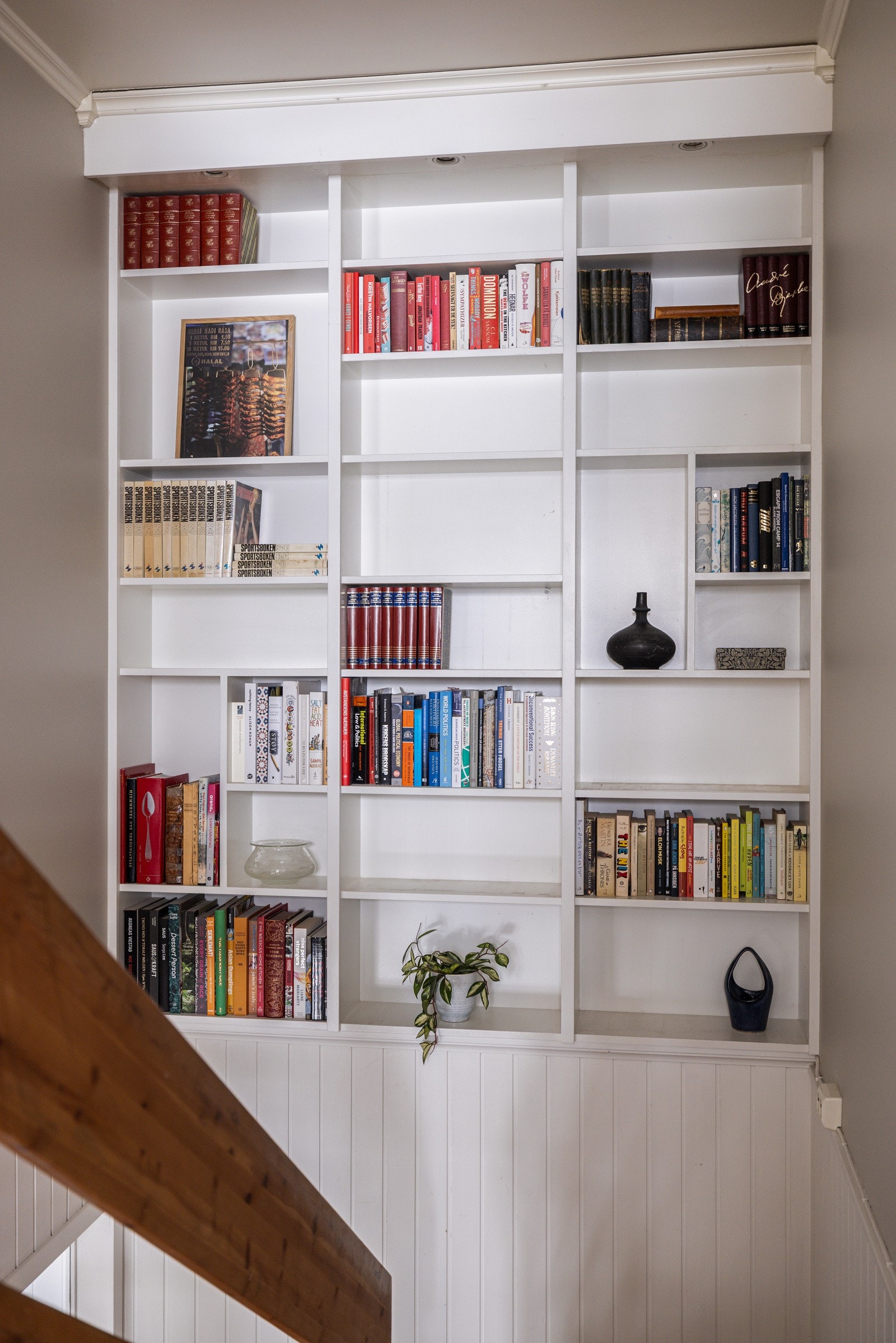 I trappen er det en flott plassbygget bokhylle med belysning. Galleribilde