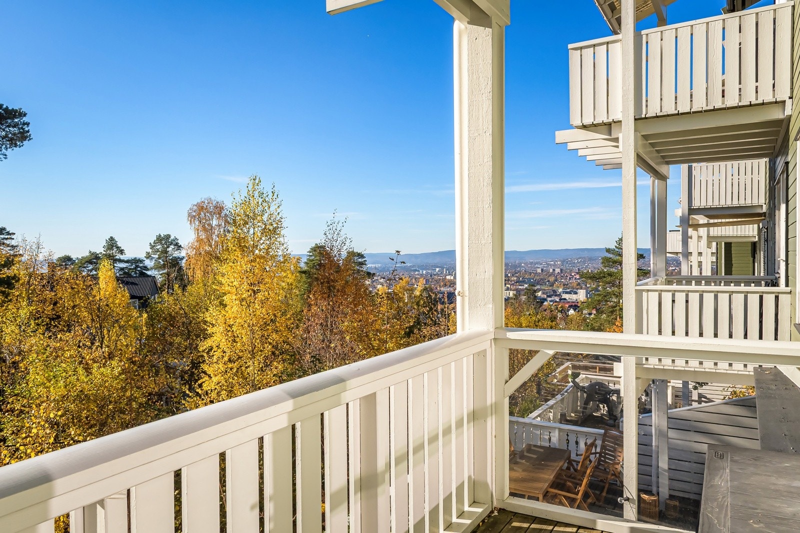 Fra soverommet er det utgang til en solrik sydvendt balkong på ca. 4m². Galleribilde