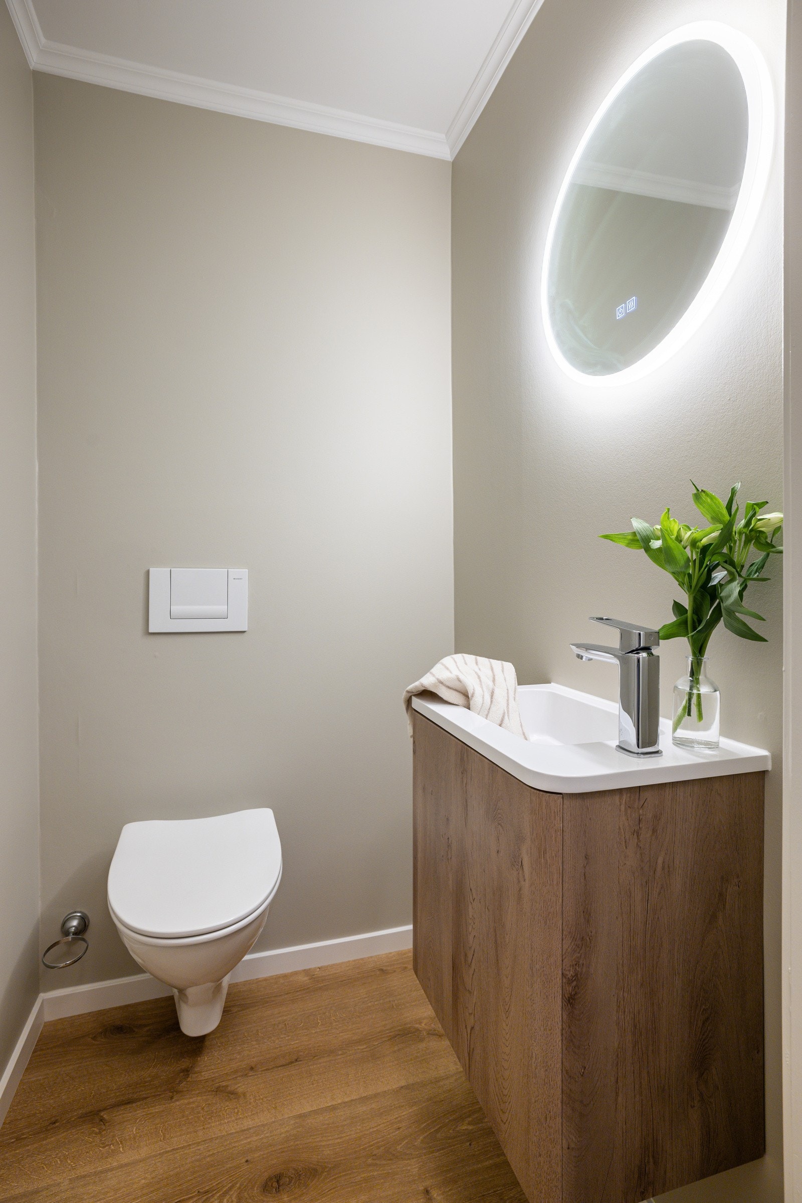 I tilnytning til oppholdsrommene er det et praktisk ekstra toalettrom som ble oppgradert i 2026. Galleribilde