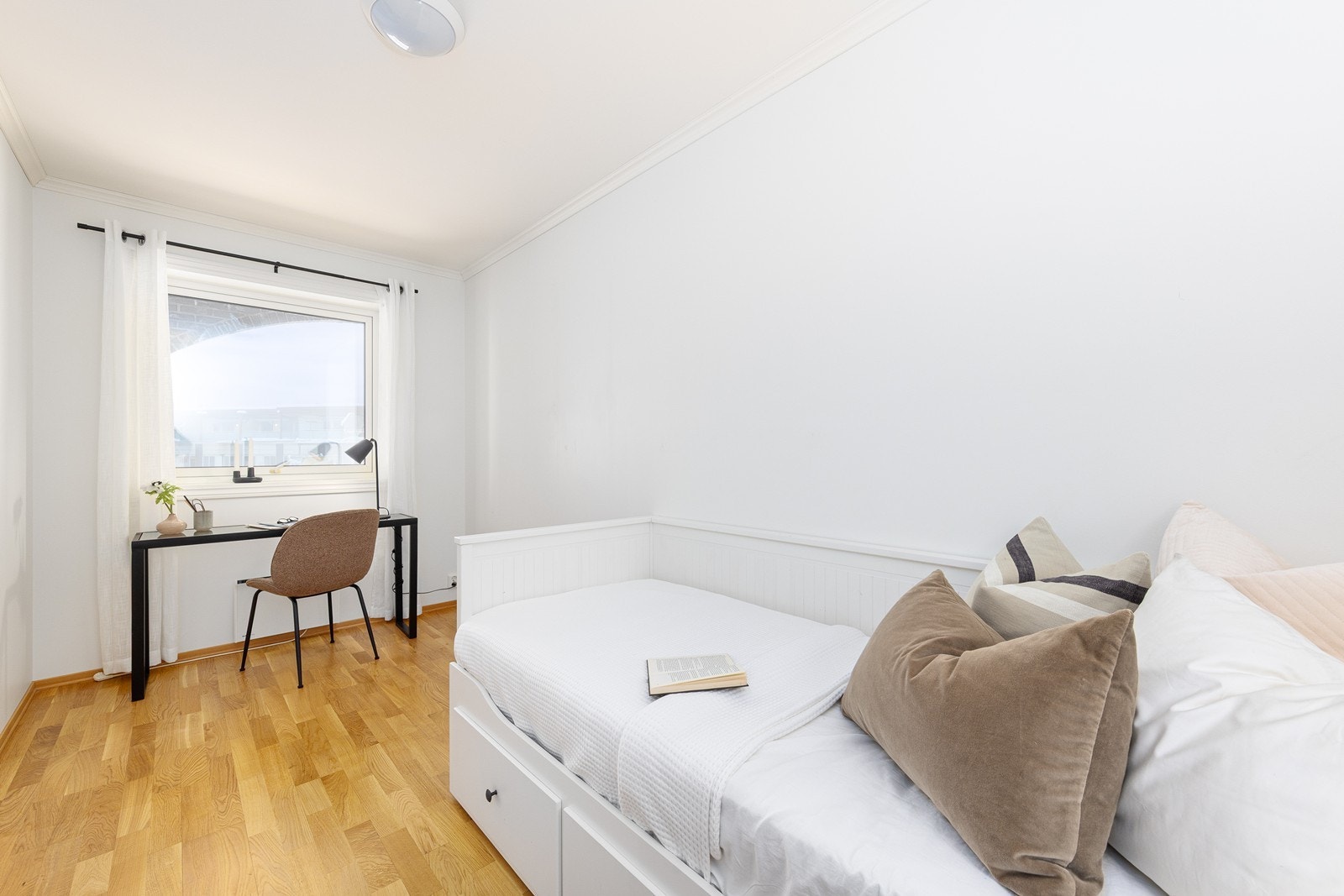 Det andre soverommet kan tilpasses ulike behov, enten som barnerom, gjesterom eller hjemmekontor, avhengig av ønsket bruk. Galleribilde