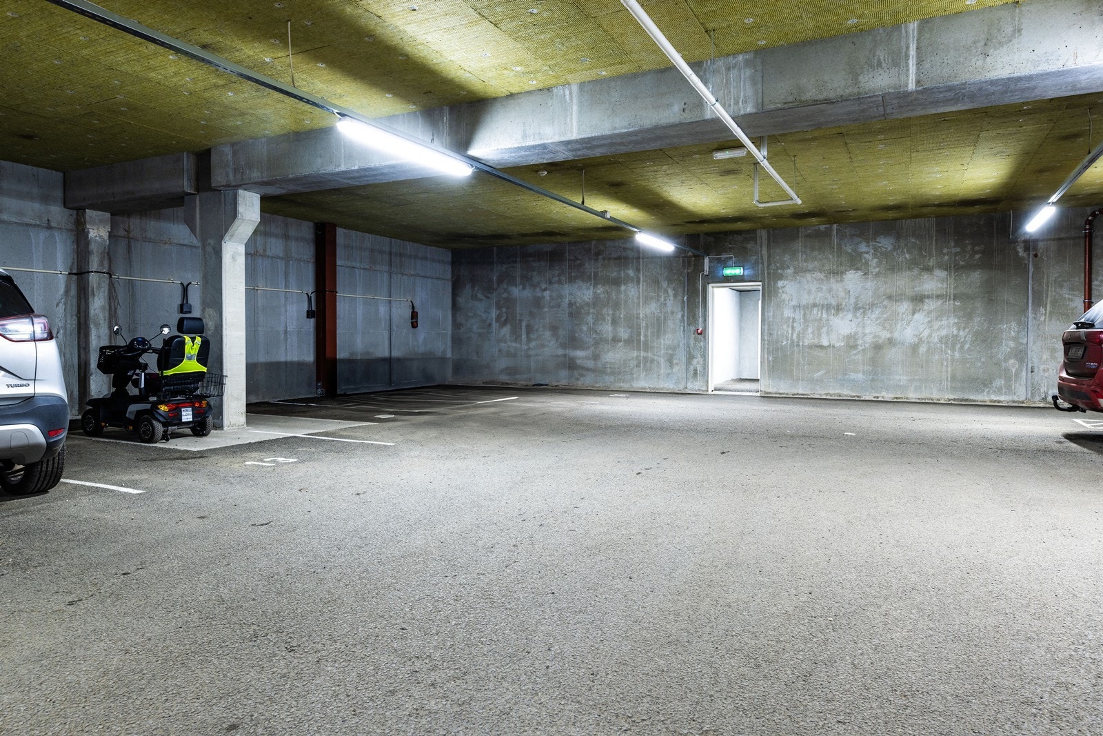 Leiligheten disponerer en bod og egen parkeringsplass i et felles garasjeanlegg. Galleribilde