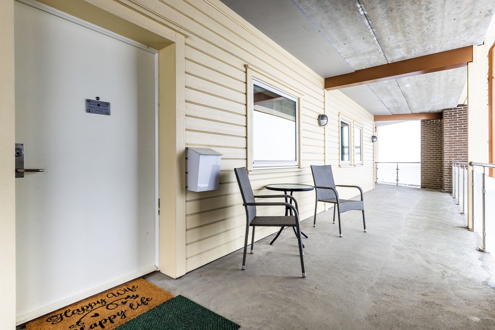 Man ønskes velkommen via en hyggelig utvendig svalgang. Galleribilde